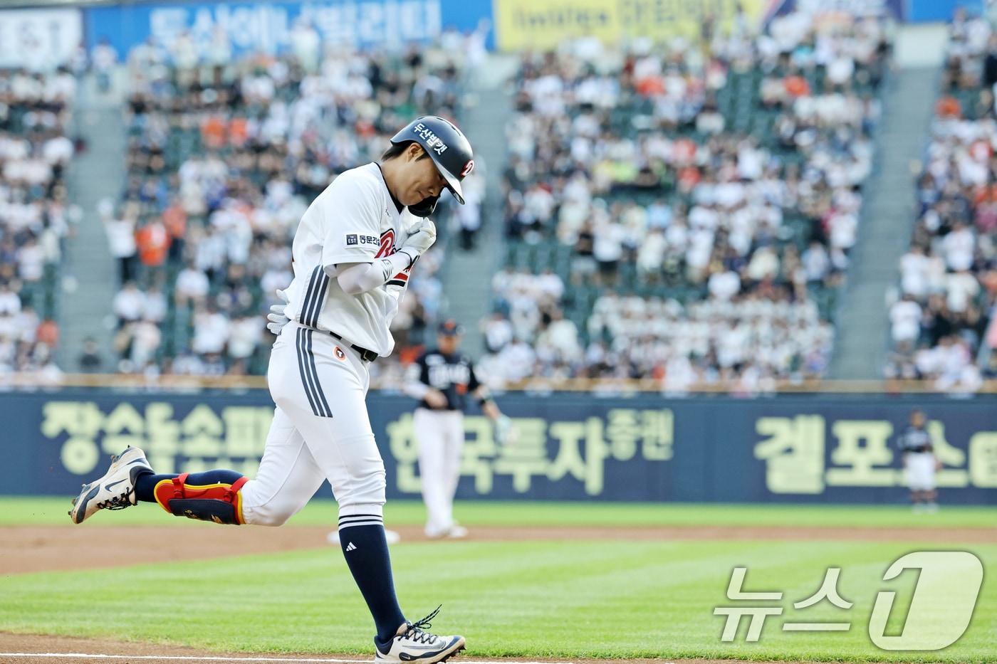 23일 오후 서울 송파구 잠실야구장에서 열린 프로야구 '2025 신한 SOL뱅크 KBO 리그' 두산 베어스와 한화 이글스의 경기에서 1회말 두산 공격 2사 주자 없는 상황 박준순이 솔로홈런을 치고 홈으로 향하고 있다. 2025.7.23/뉴스1 ⓒ News1 이승배 기자