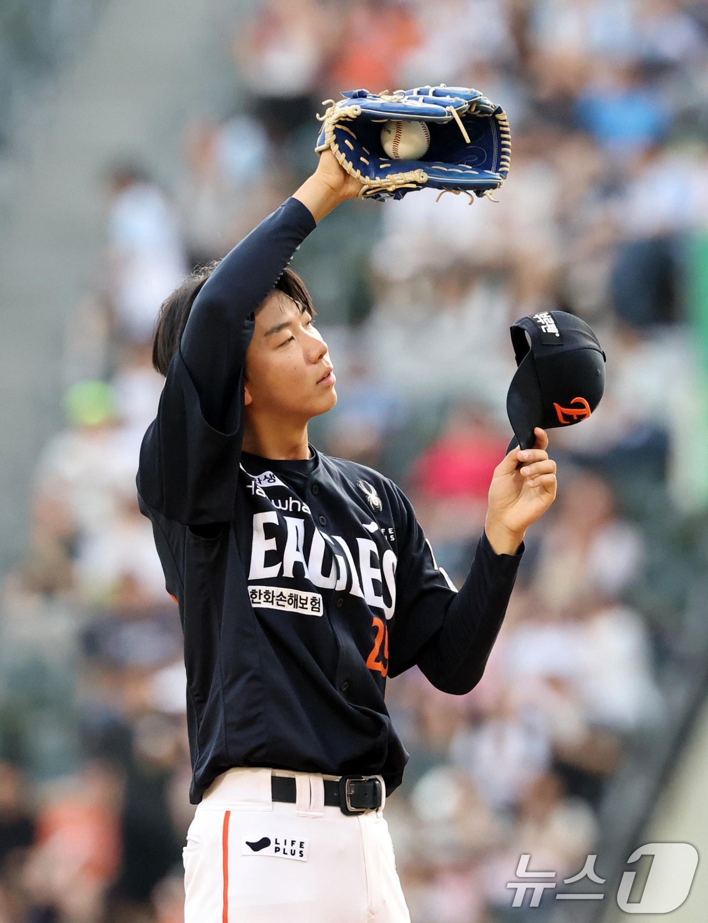 본문 이미지 - 23일 오후 서울 송파구 잠실야구장에서 열린 프로야구 '2025 신한 SOL뱅크 KBO 리그' 두산 베어스와 한화 이글스의 경기에서 한화 선발투수 황준서가 1회말 두산의 박준순에게 솔로포를 허용한 뒤 아쉬워하고 있다. 2025.7.23/뉴스1 ⓒ News1 이승배 기자