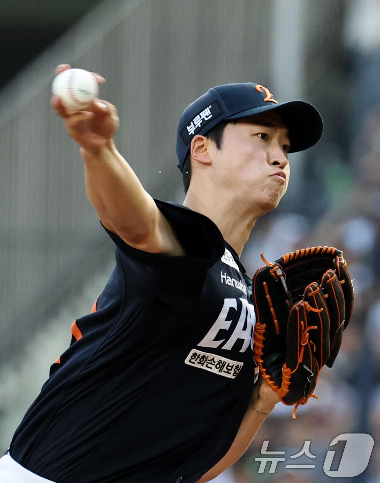 본문 이미지 - 23일 오후 서울 송파구 잠실야구장에서 열린 프로야구 '2025 신한 SOL뱅크 KBO 리그' 두산 베어스와 한화 이글스의 경기에서 2회말 두산 공격 한화 엄상백이 역투하고 있다. 2025.7.23/뉴스1 ⓒ News1 이승배 기자