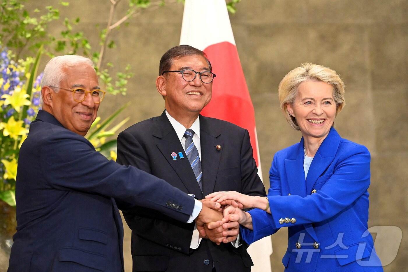 이시바 시게루 일본 총리&#40;가운데&#41;와 유럽연합&#40;EU&#41;의 우르줄라 폰데어라이엔 집행위원장, 안토니우 코스타 정상회의 상임의장이 23일 도쿄에서 정상회담을 열고 악수하고 있다. 2025.07.23 ⓒ 로이터=뉴스1 ⓒ News1 이지예 객원기자