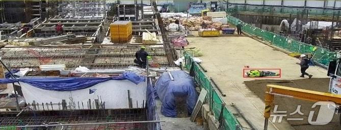 본문 이미지 - AI 영상검지기 예시 화면으로 작업자 쓰러진 장면을 시각지능시스템이 감지했다.(서울시 제공)