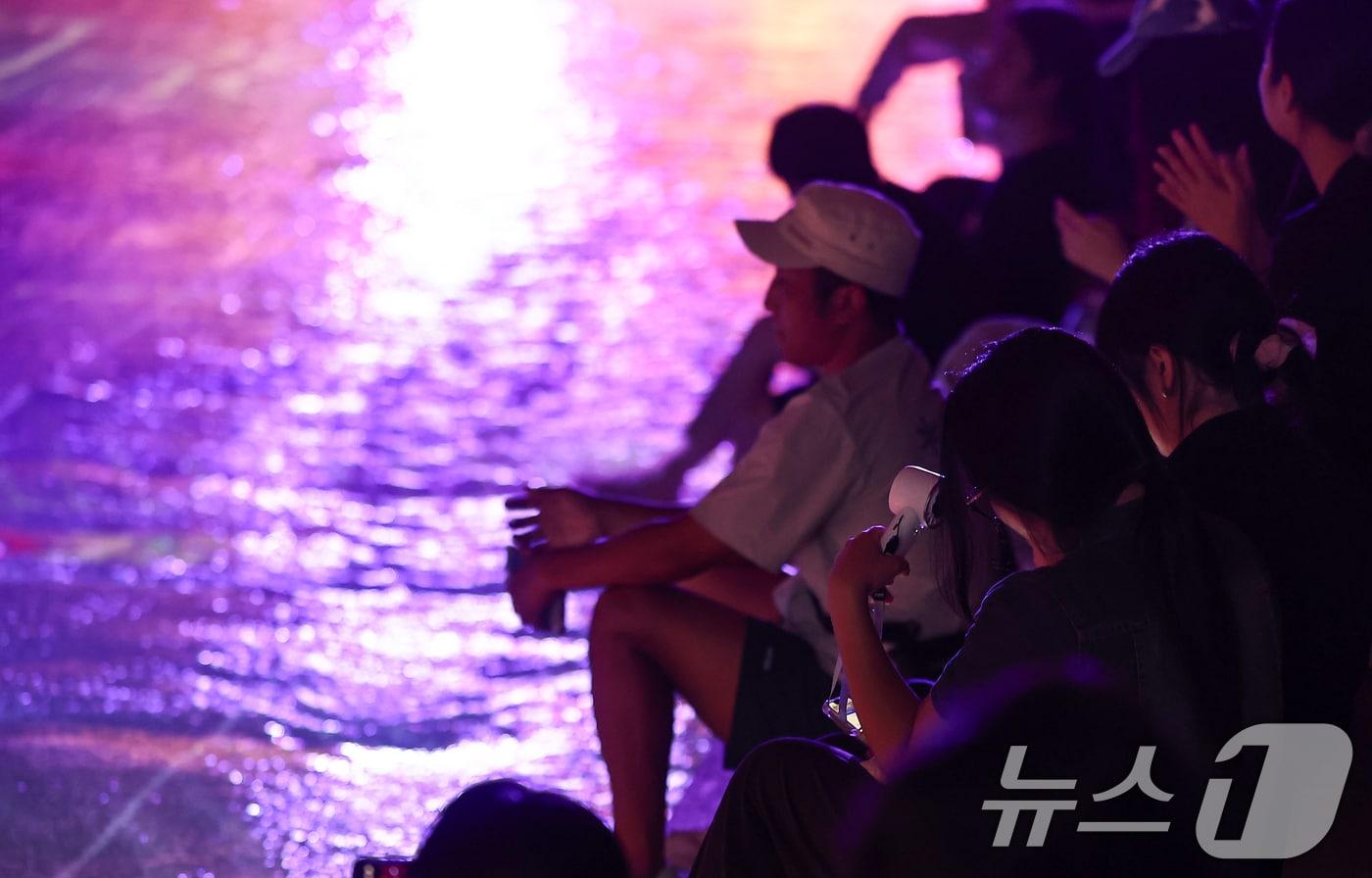 무더위가 이어진 23일 서울 중구 청계천을 찾은 시민들이 더위를 식히고 있다. 2025.7.23/뉴스1 ⓒ News1 김도우 기자