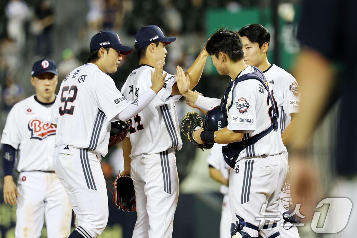 23일 오후 서울 송파구 잠실야구장에서 열린 프로야구 &#39;2025 신한 SOL뱅크 KBO 리그&#39; 두산 베어스와 한화 이글스의 경기에서 13대2로 승리한 두산 선수들이 기뻐하고 있다. 2025.7.23/뉴스1 ⓒ News1 이승배 기자