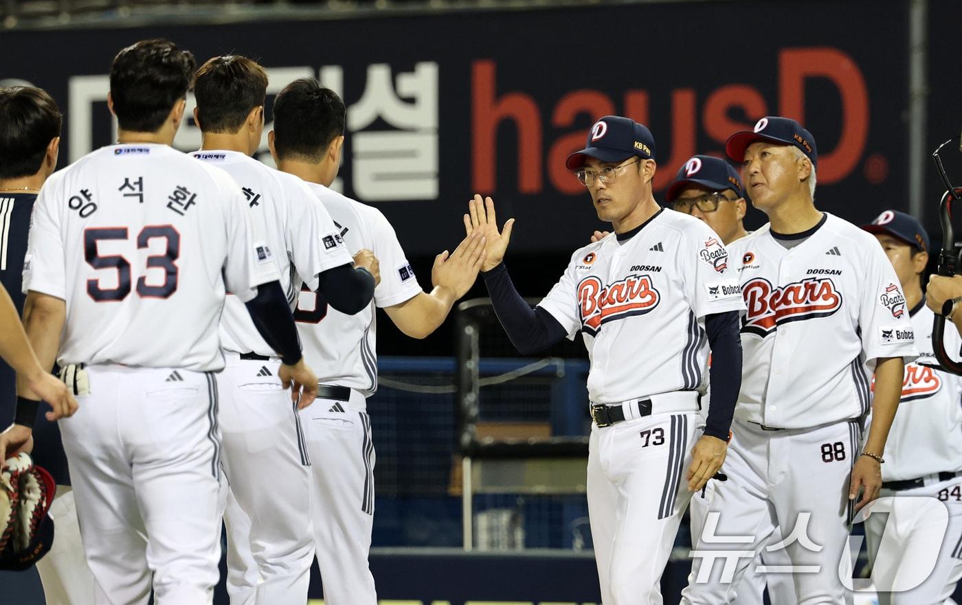 23일 오후 서울 송파구 잠실야구장에서 열린 프로야구 &#39;2025 신한 SOL뱅크 KBO 리그&#39; 두산 베어스와 한화 이글스의 경기에서 조성환 두산 감독대행이 13대2로 승리한 선수들을 격려하고 있다. 2025.7.23/뉴스1 ⓒ News1 이승배 기자