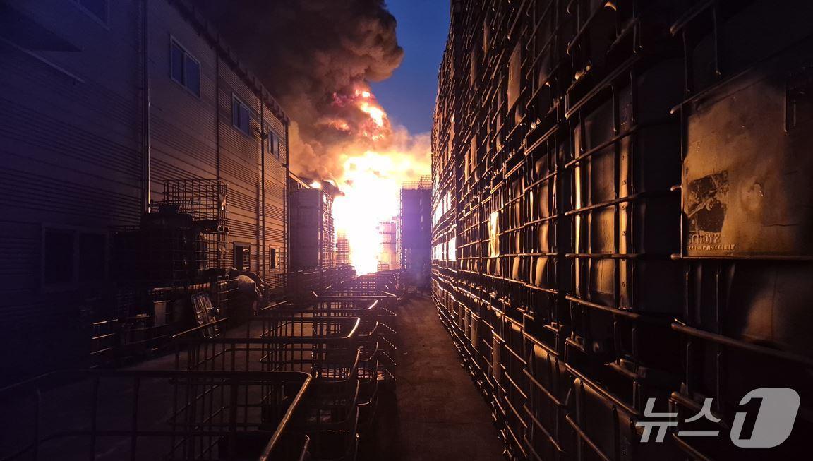 본문 이미지 - 23일 오후 8시쯤 경북 칠곡군 가산면 한 플라스틱 제조 공장에서 불이 나 출동한 소방관이 진화작업을 하고 있다.(경북소방본부 제공. 재판매 및 DB금지)/뉴스1