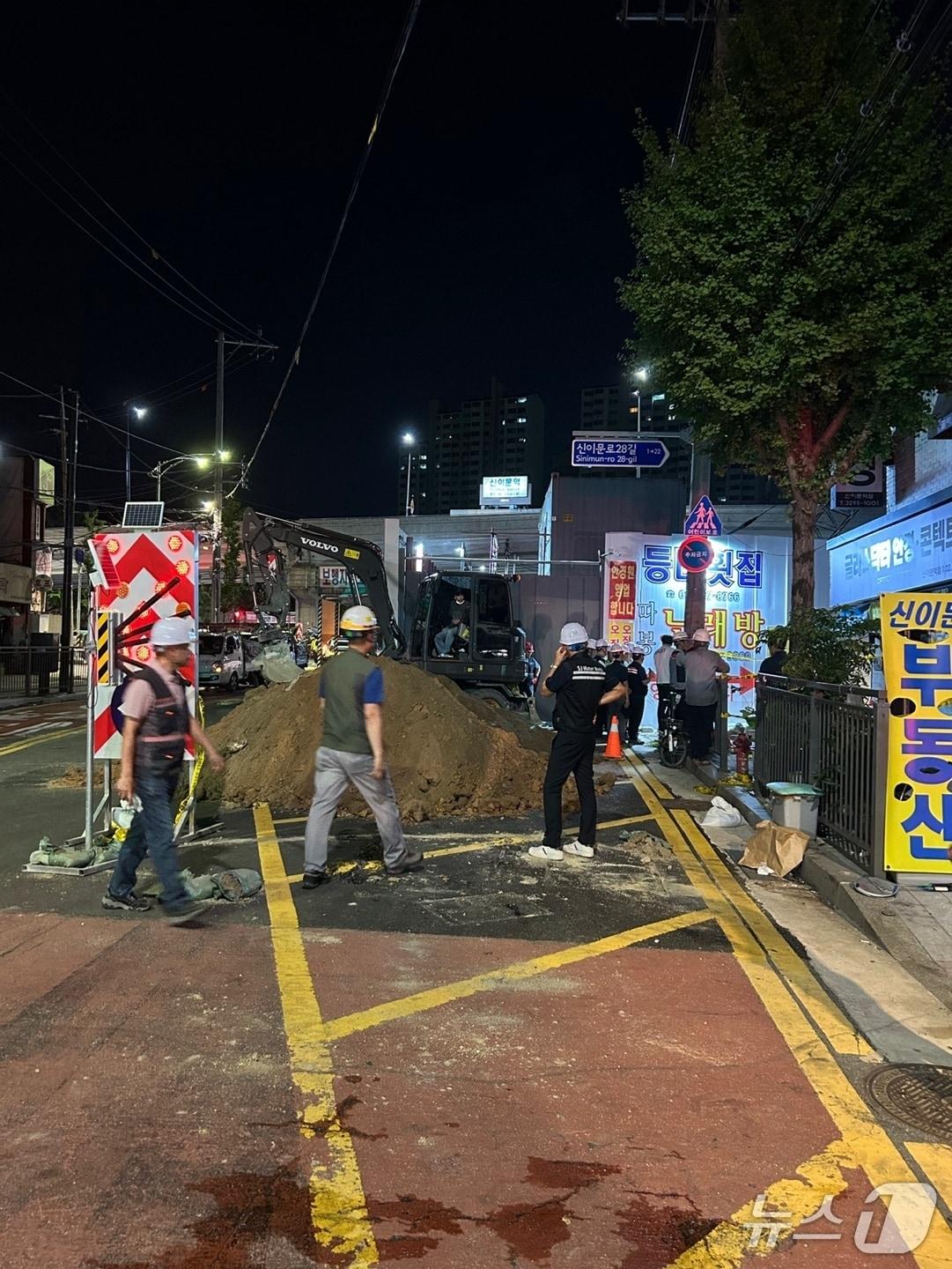 본문 이미지 - 23일 오후 서울 동대문구의 한 공사장에서 지반 침하가 발생해 동대문구와 소방, 경찰 등이 상황을 정리하고 있다.(동대문구 제공)
