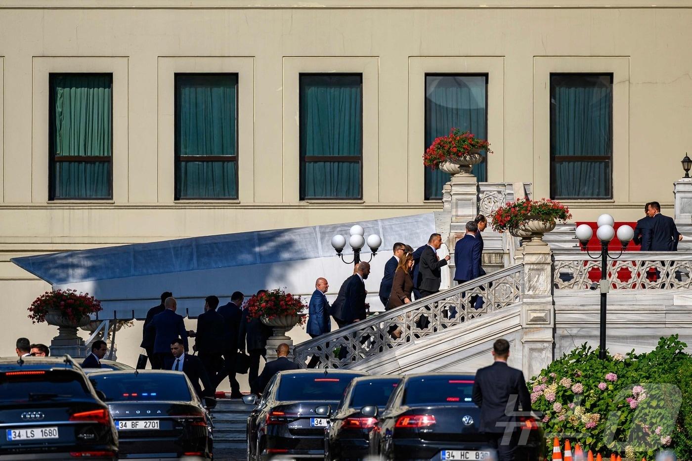 러시아와 우크라이나 협상단이 23일(현지시간) 3차 협상이 열리는 튀르키예 이스탄불 츠라안궁전 안으로 들어가고 있다. 2025.7.23 ⓒ AFP=뉴스1 ⓒ News1 김경민 기자