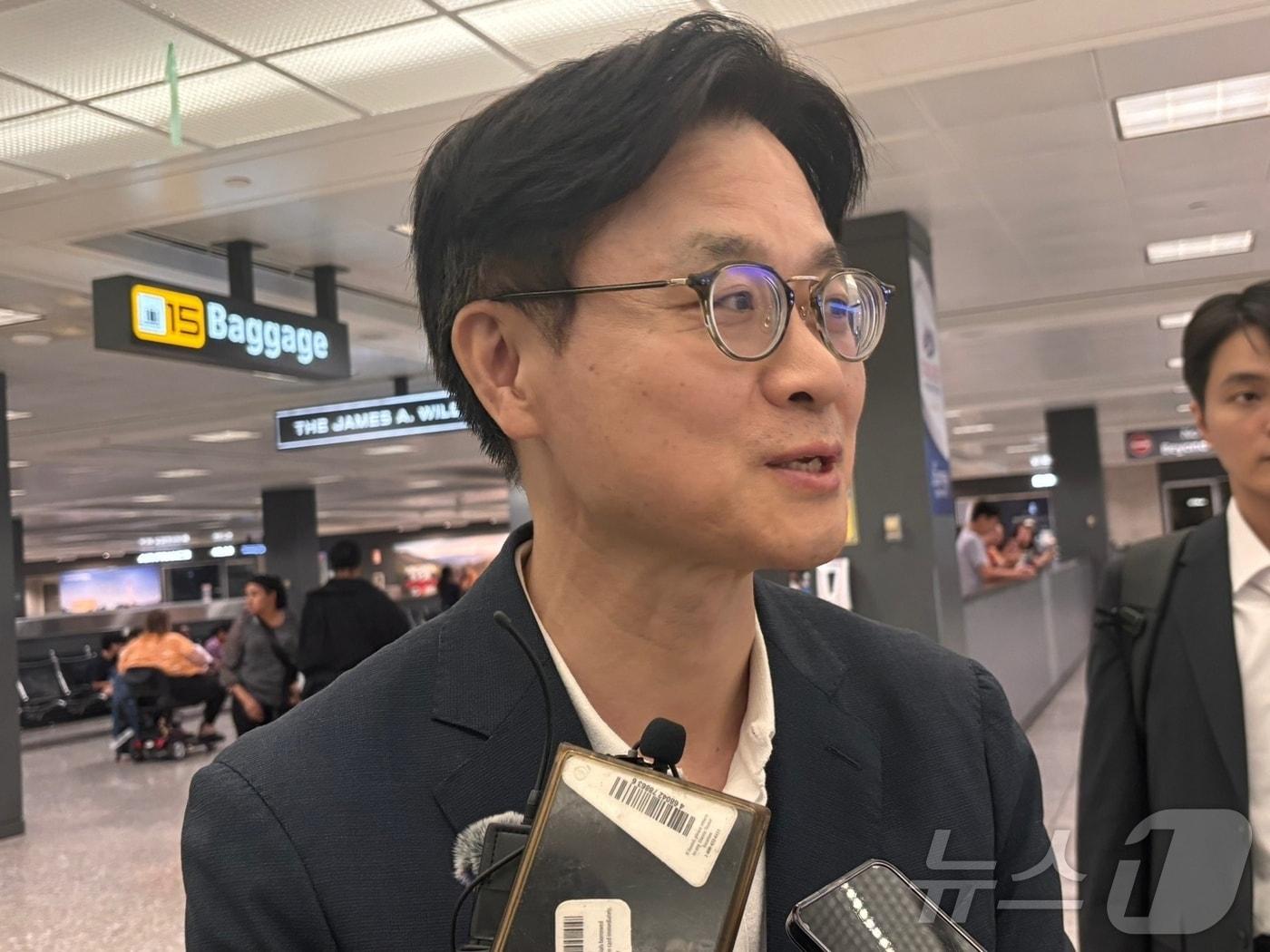 본문 이미지 - 김정관 산업통상자원부 장관이 23일(현지시간) 워싱턴DC 인근 덜레스 국제공항에서 한국 기자들과 만나 한미 무역협상과 관련한 기자들의 질문에 답하고 있다. ⓒ News1 류정민 특파원