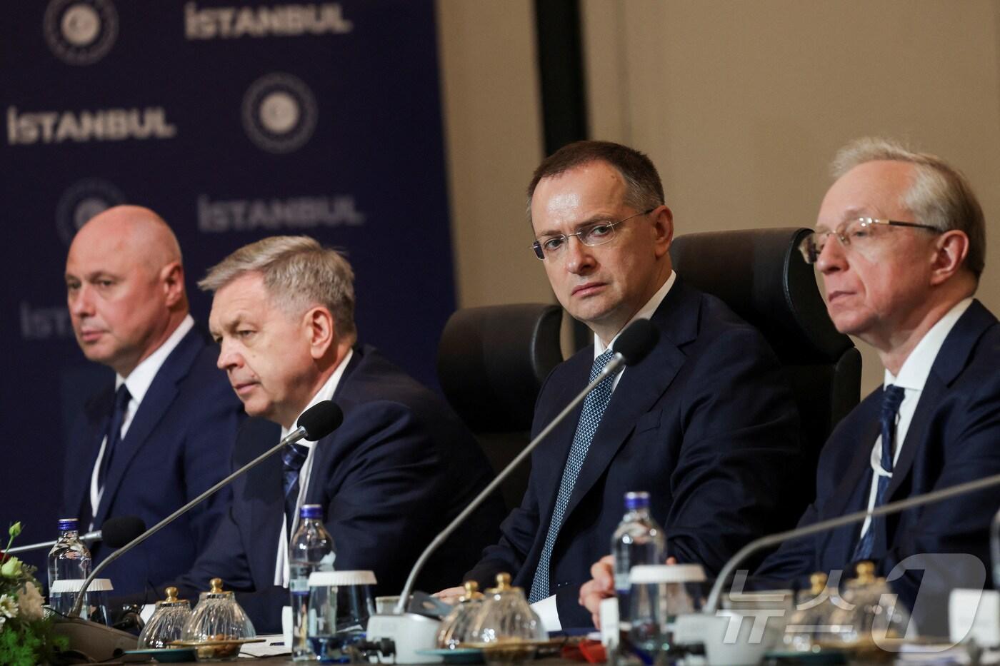 블리다미르 메딘스키 크렘린궁 보좌관이 이끄는 러시아 협상단이 23일(현지시간) 튀르키예 이스탄불에서 러시아와 우크라이나 간 평화 회담에 참석했다. 2025.7.23 ⓒ 로이터=뉴스1 ⓒ News1 김경민 기자