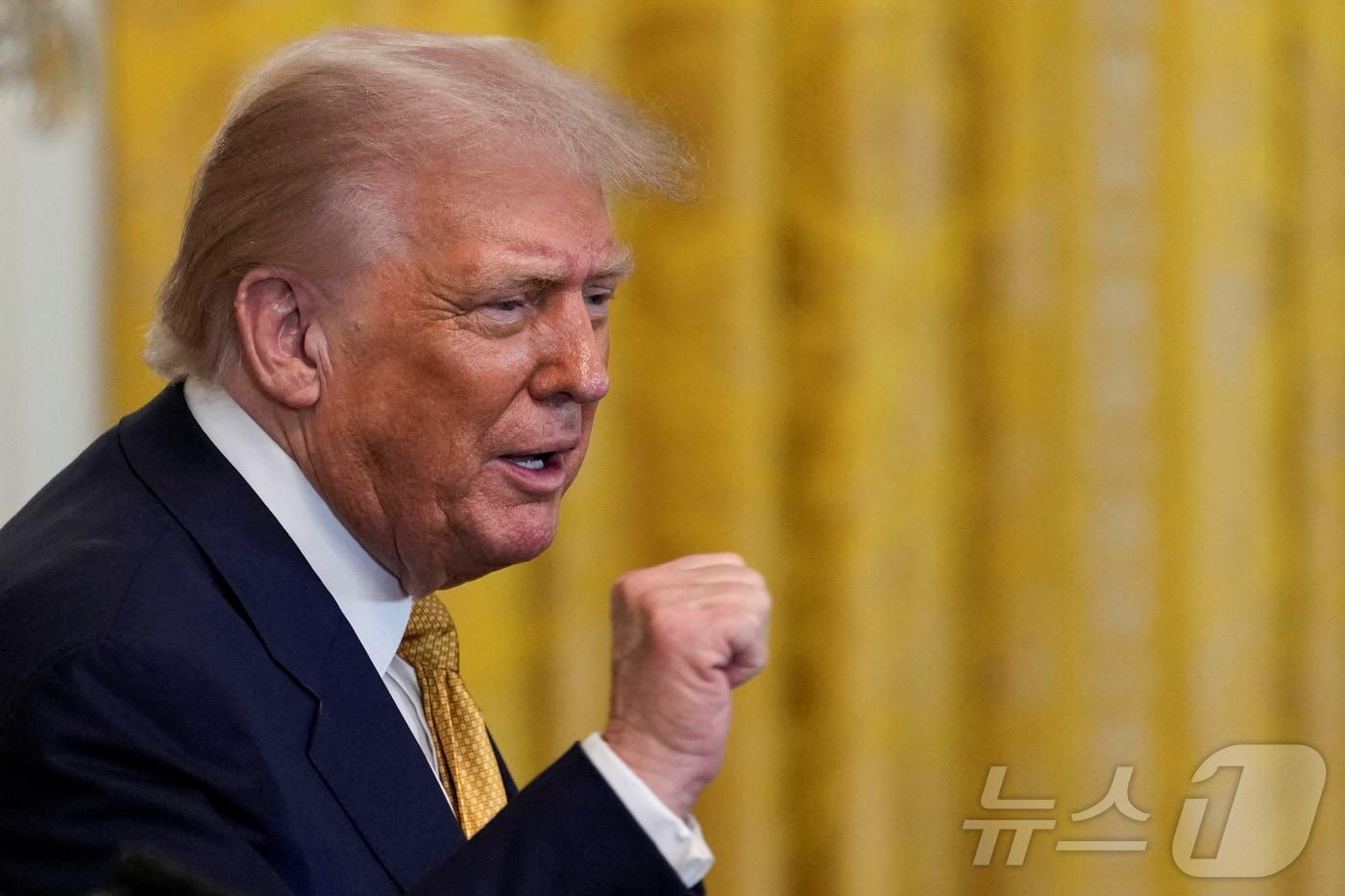도널드 트럼프 미국 대통령이 지난 22일&#40;현지시간&#41; 워싱턴DC 백악관 이스트룸에서 공화당 소속 미 의회 의원들과 만찬을 주최하며 손짓을 하고 있다. ⓒ 로이터=뉴스1 ⓒ News1 류정민 특파원