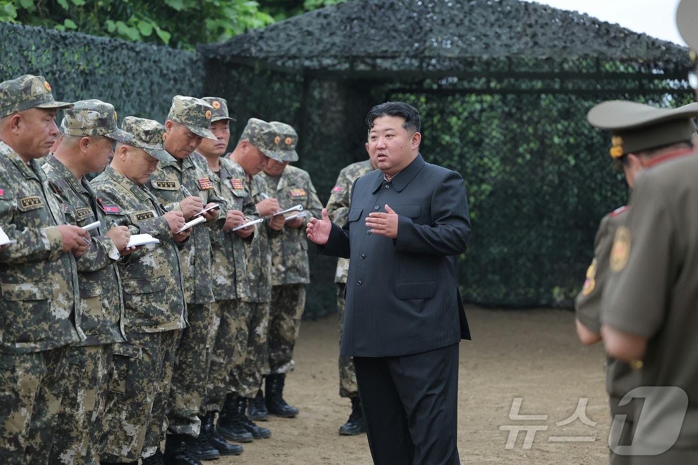 &#40;평양 노동신문=뉴스1&#41; = 북한 노동당 기관지 노동신문은 24일 &#34;최정예 혁명강군의 전투적 위력을 더욱 만반으로 다지기 위한 강도 높은 훈련 열풍이 전군에 나래치는 속에 조선인민군 대연합부대 포병 구분대들 사이의 사격훈련 경기가 7월 23일에 진행됐다&#34;라고 보도했다. [국내에서만 사용가능. 재배포 금지. DB 금지. For Use Only in the Republic of Korea. Redistribution Prohibited] rodongphoto@news1.kr