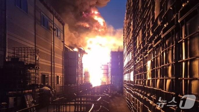 본문 이미지 - 지난 23일 오후 8시 경북 칠곡군 가산면에 있는 한 플라스틱 제조공장에서 불이 나 소방 당국인 6시간여 만에 불길을 완전히 잡고 뒷불을 감시하고 있다.(경북소방본부 제공.재판매 및 DB금지)