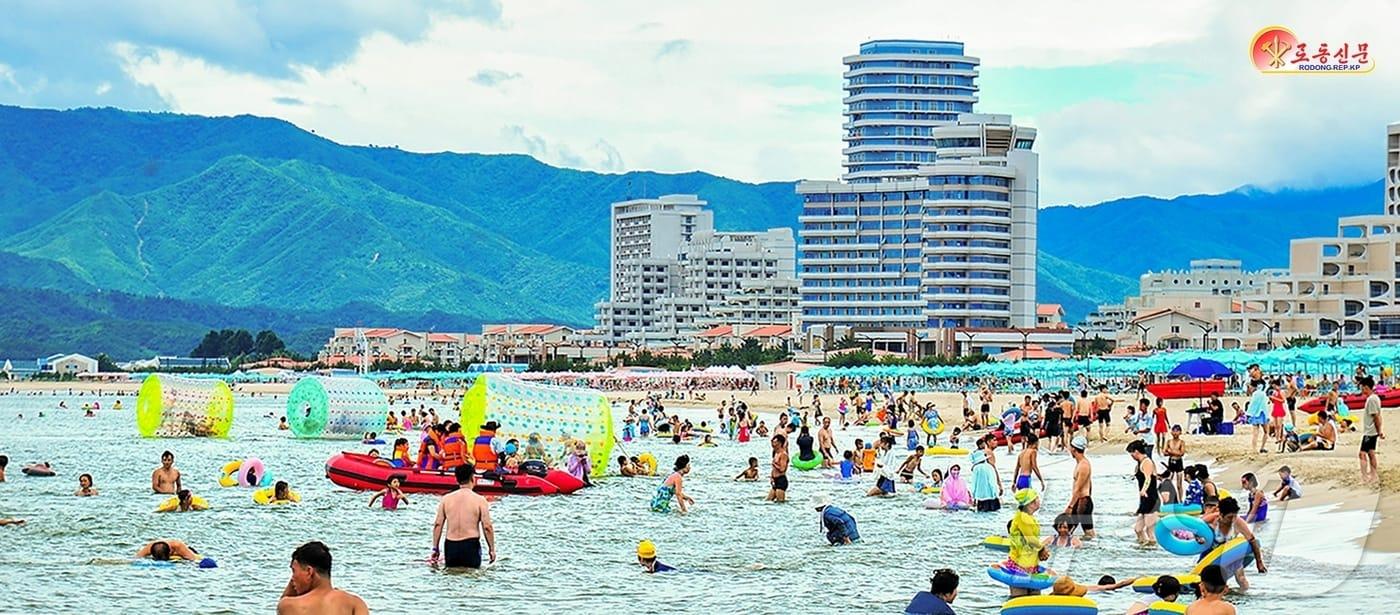 &#40;평양 노동신문=뉴스1&#41; = 북한 노동당 기관지 노동신문은 24일 &#34;원산갈마해안관광지구는 볼수록 멋있고 희한하다＂며 이곳을 방문한 사람들의 반응을 선전했다. [국내에서만 사용가능. 재배포 금지. DB 금지. For Use Only in the Republic of Korea. Redistribution Prohibited] rodongphoto@news1.kr