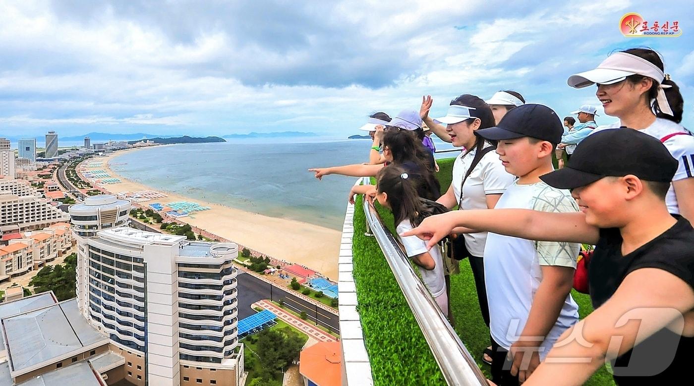 본문 이미지 - (평양 노동신문=뉴스1) = 북한 노동당 기관지 노동신문은 24일 "원산갈마해안관광지구는 볼수록 멋있고 희한하다＂며 이곳을 방문한 사람들의 반응을 선전했다. [국내에서만 사용가능. 재배포 금지. DB 금지. For Use Only in the Republic of Korea. Redistribution Prohibited] rodongphoto@news1.kr