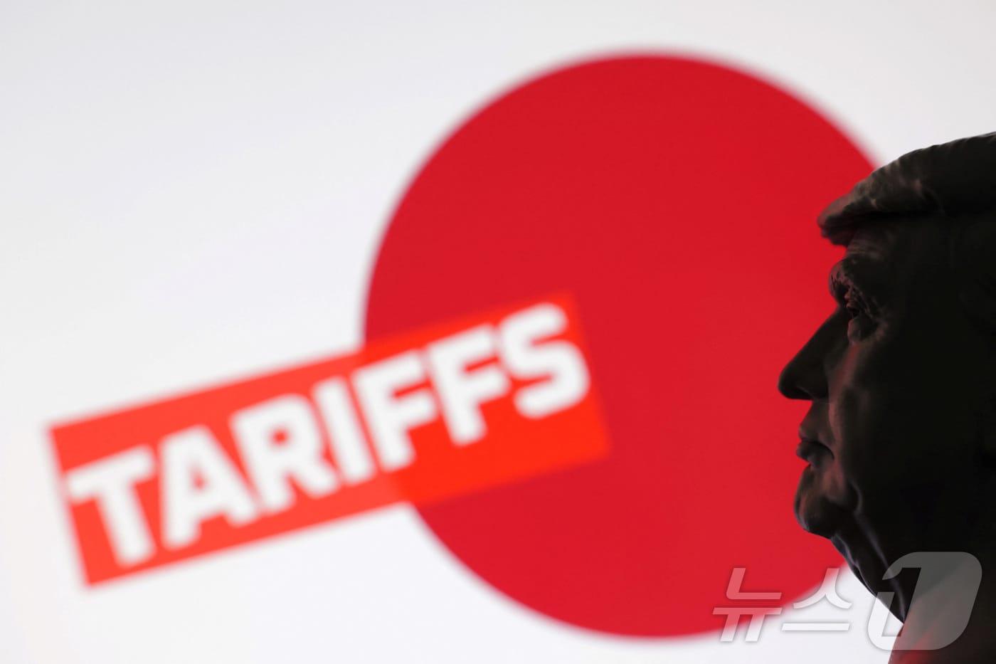 24일 일장기 앞에 놓인 도널드 트럼프 미국 대통령의 미니어처 모습. 2025.7.24 ⓒ 로이터=뉴스1 ⓒ News1 강민경 기자