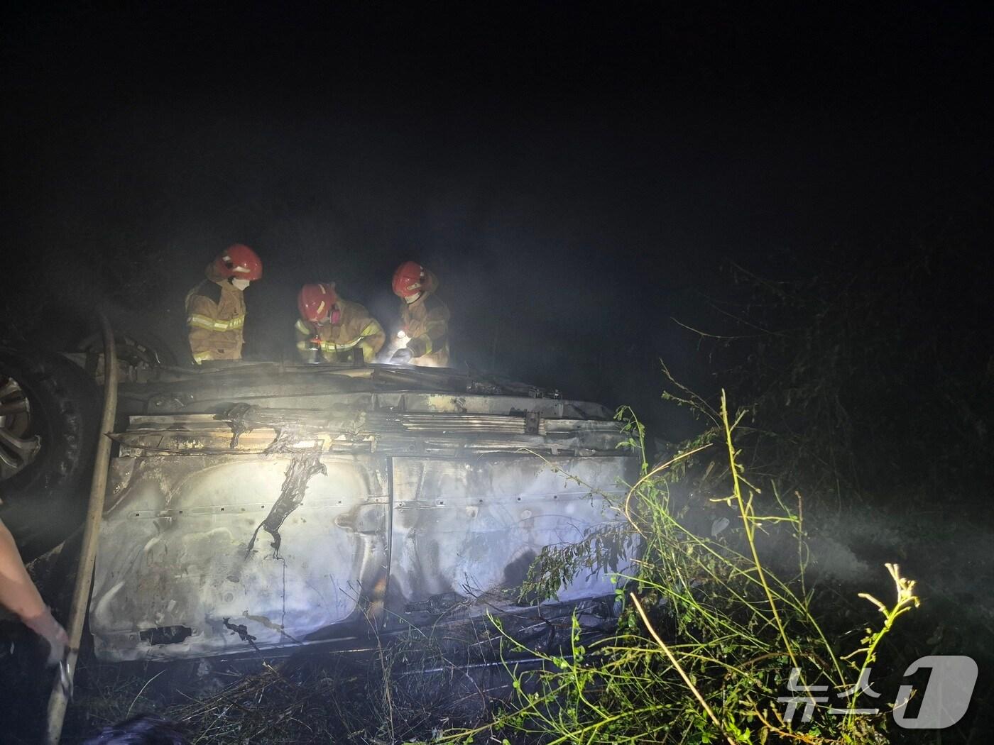 본문 이미지 -  청양 정산면 칠갑산 터널 차량 화재 현장. (청양소방서 제공, 재판매 및 DB금지) / 뉴스1
