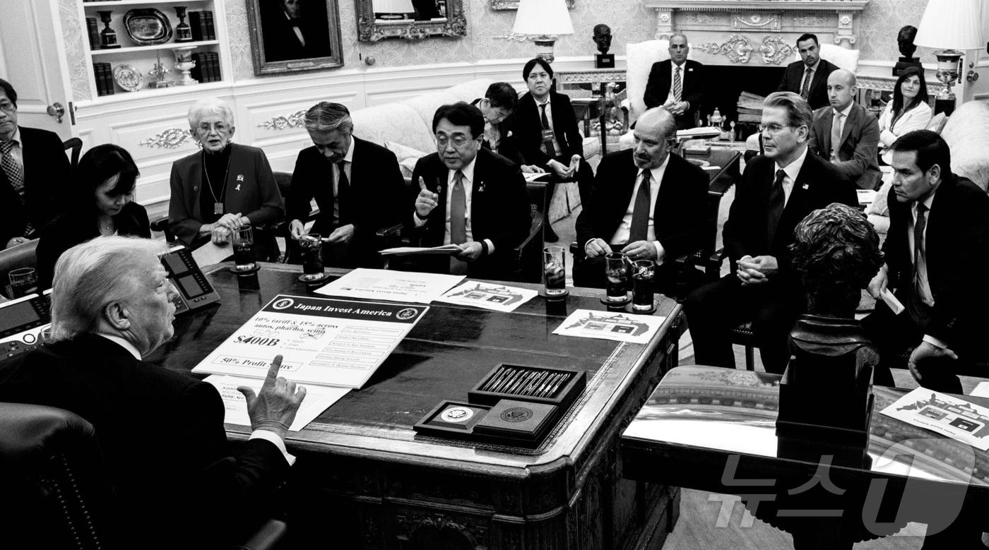 본문 이미지 - 도널드 트럼프 미국 대통령이 백악관 집무실에서 23일(현지시간) 아카자와 료세이 일본 경제재생상 등 일본의 무역대표단과 협상하고 있다. (댄 스카비노 백악관 부비서실장 X, 재판매 및 DB금지) 2025.7.24 ⓒ 뉴스1 김진환 기자