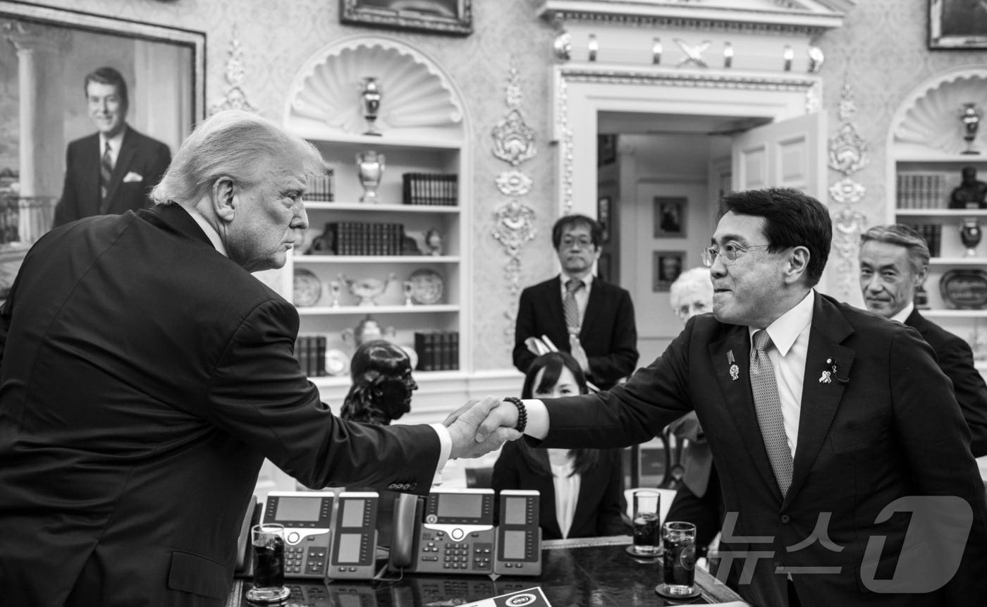 도널드 트럼프 미국 대통령이 백악관 집무실에서 23일&#40;현지시간&#41; 아카자와 료세이 일본 경제재생상과 양국 무역협상을 타결 후 악수를 하고 있다. &#40;댄 스카비노 백악관 부비서실장 X, 재판매 및 DB금지&#41; 2025.7.24/뉴스1 ⓒ News1 김진환 기자