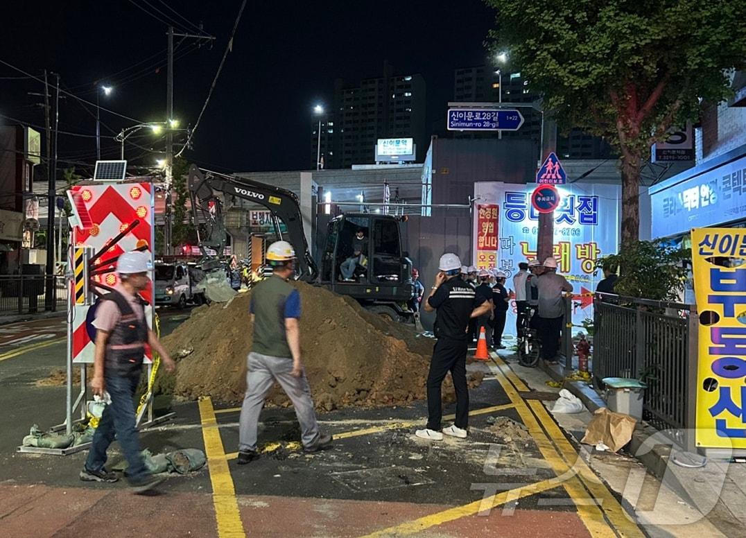본문 이미지 - 지난 23일 오후 서울 동대문구의 한 공사장에서 지반 침하가 발생해 동대문구와 소방, 경찰 등이 상황을 정리하고 있다. &#40;동대문구청 제공. 재판매 및 DB금지&#41; 2025.7.24/뉴스1