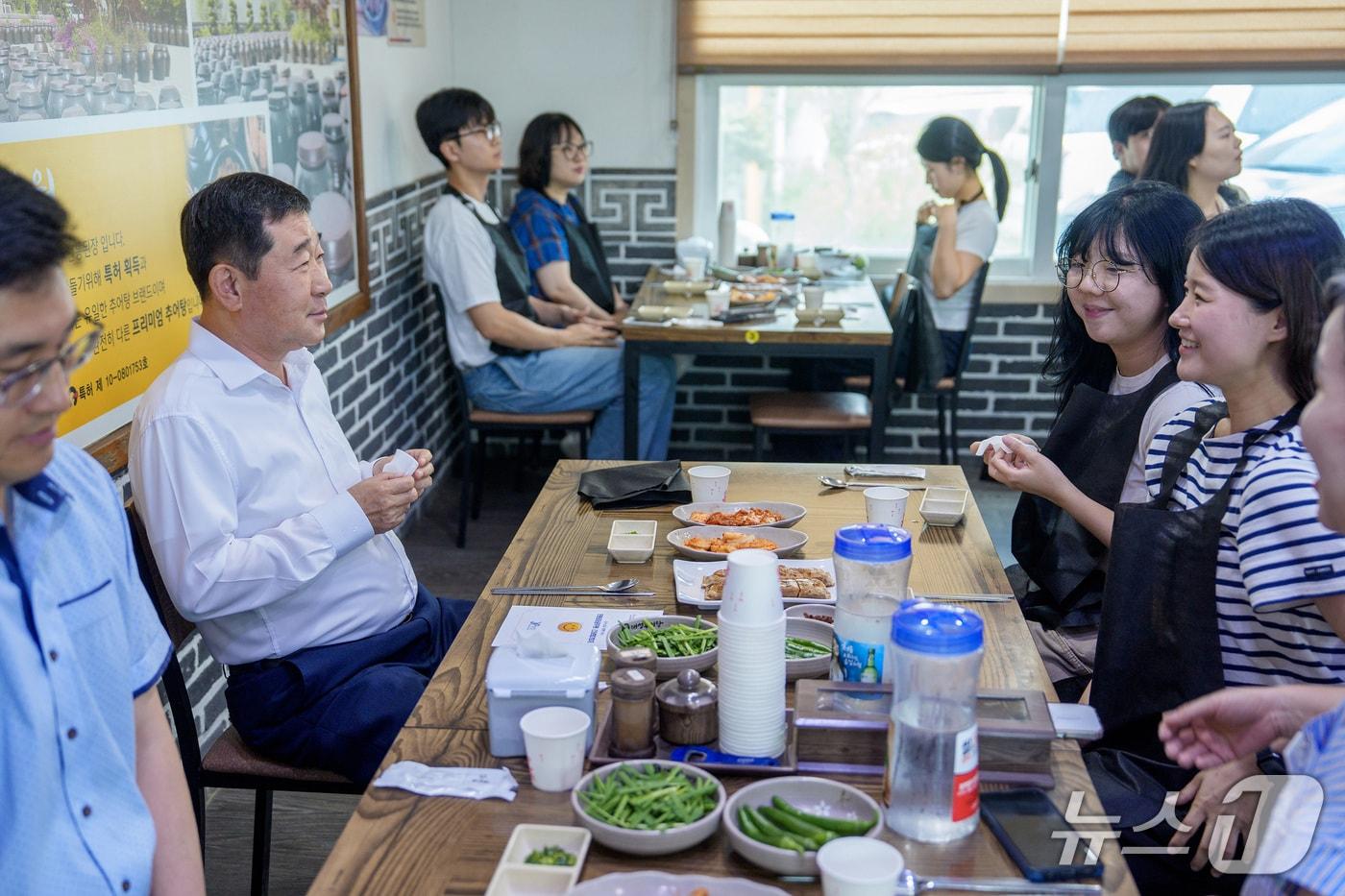 이재영 증평군수가 지난 23일 민원담당 공무원들과 소통 간담회를 하고 있다.(증평군 제공)/뉴스1