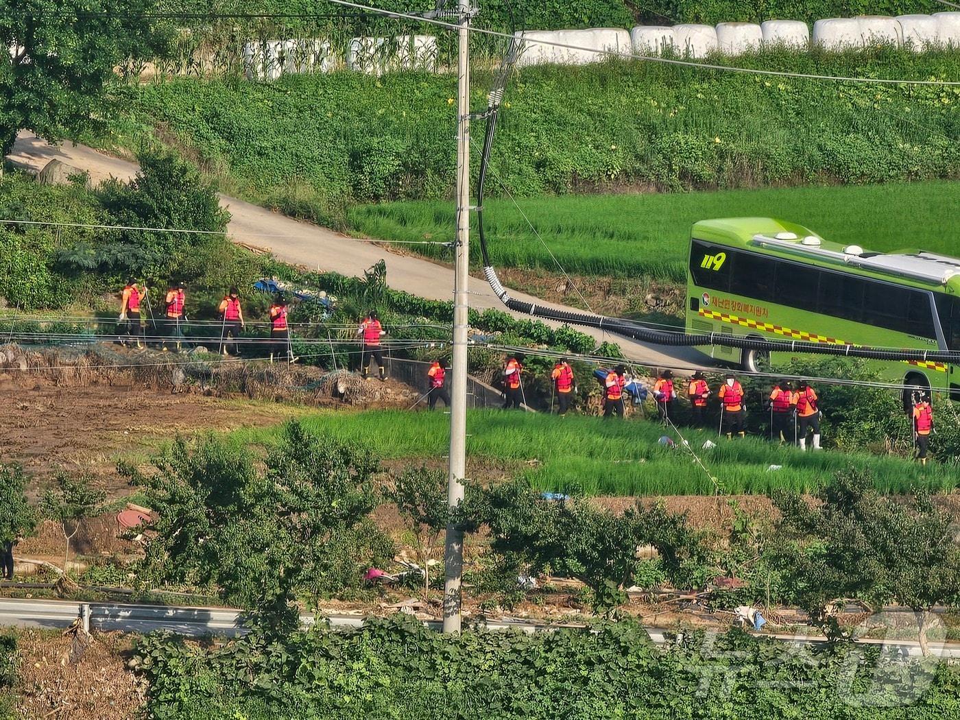 본문 이미지 - 산청 산사태 마지막 실종자를 찾기 위해 당국이 24일 신등면 율현리 일원을 수색하고 있다. 2025.7.24/뉴스1 ⓒ News1 한송학 기자