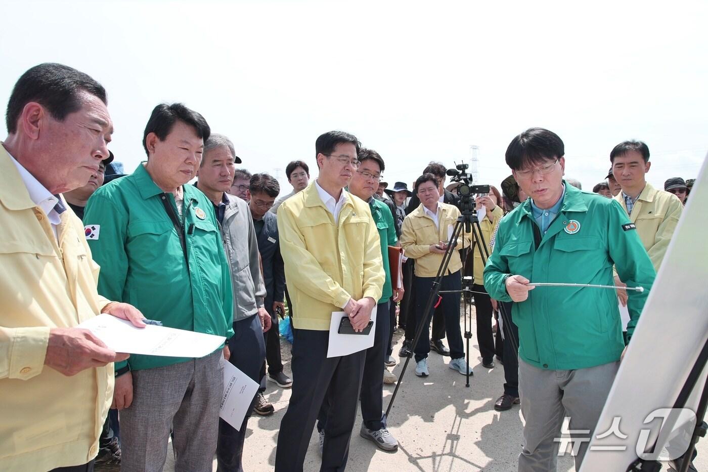 강형석 농식품부 차관이 당진 논콩 침수 피해 현장을 방문해 피해 상황 등을 청취하고 있다.(당진시 제공. 재판매 및 DB금지)2025.7.24/뉴스1