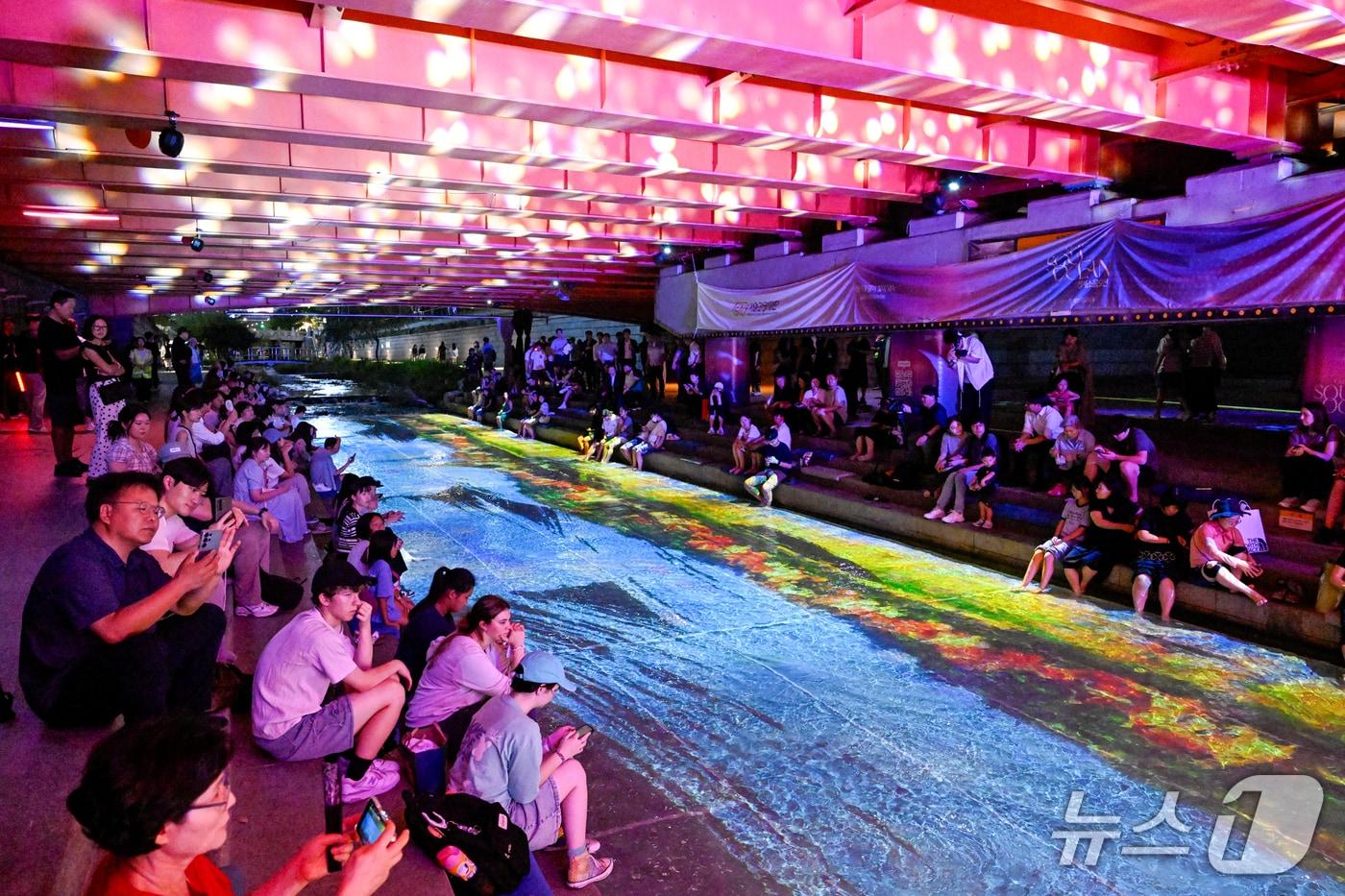 청계소울오션에서 시민들이 미디어아트 전시를 관람하고 있다.&#40;서울관광재단 제공&#41;