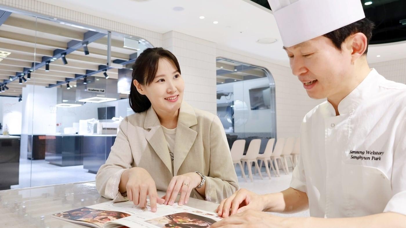 삼성웰스토리의 식음 전문 컨설턴트와 메뉴 조리 전문가가 함께 급식 메뉴 솔루션을 논의하고 있다.(삼성웰스토리 제공)