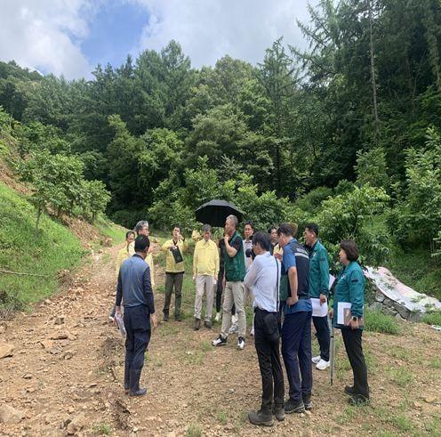 본문 이미지 - 호우 피해를 본 아산 송악면 유곡리 일원을 점검하는 모습.(충남도 제공. 재판매 및 DB금지)/뉴스1 