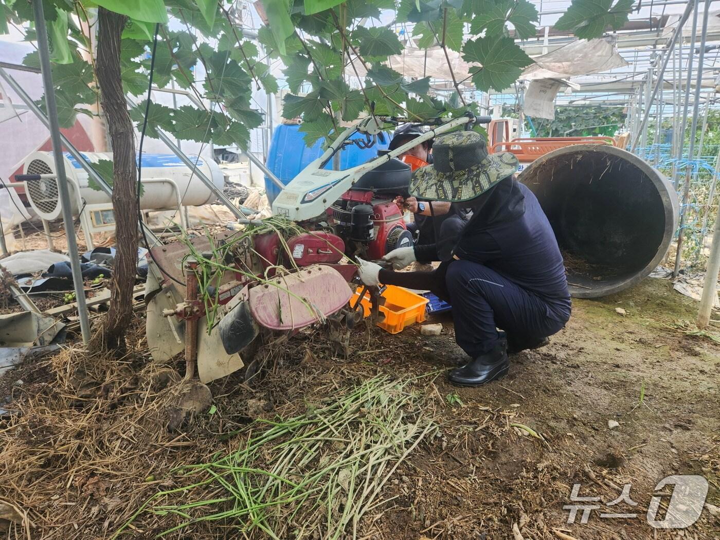 본문 이미지 - 진주시가 침수 피해를 입은 농가에서 파손된 농기계를 손보고 있다(진주시 제공. 재판매 및 DB금지) 2025.7.24