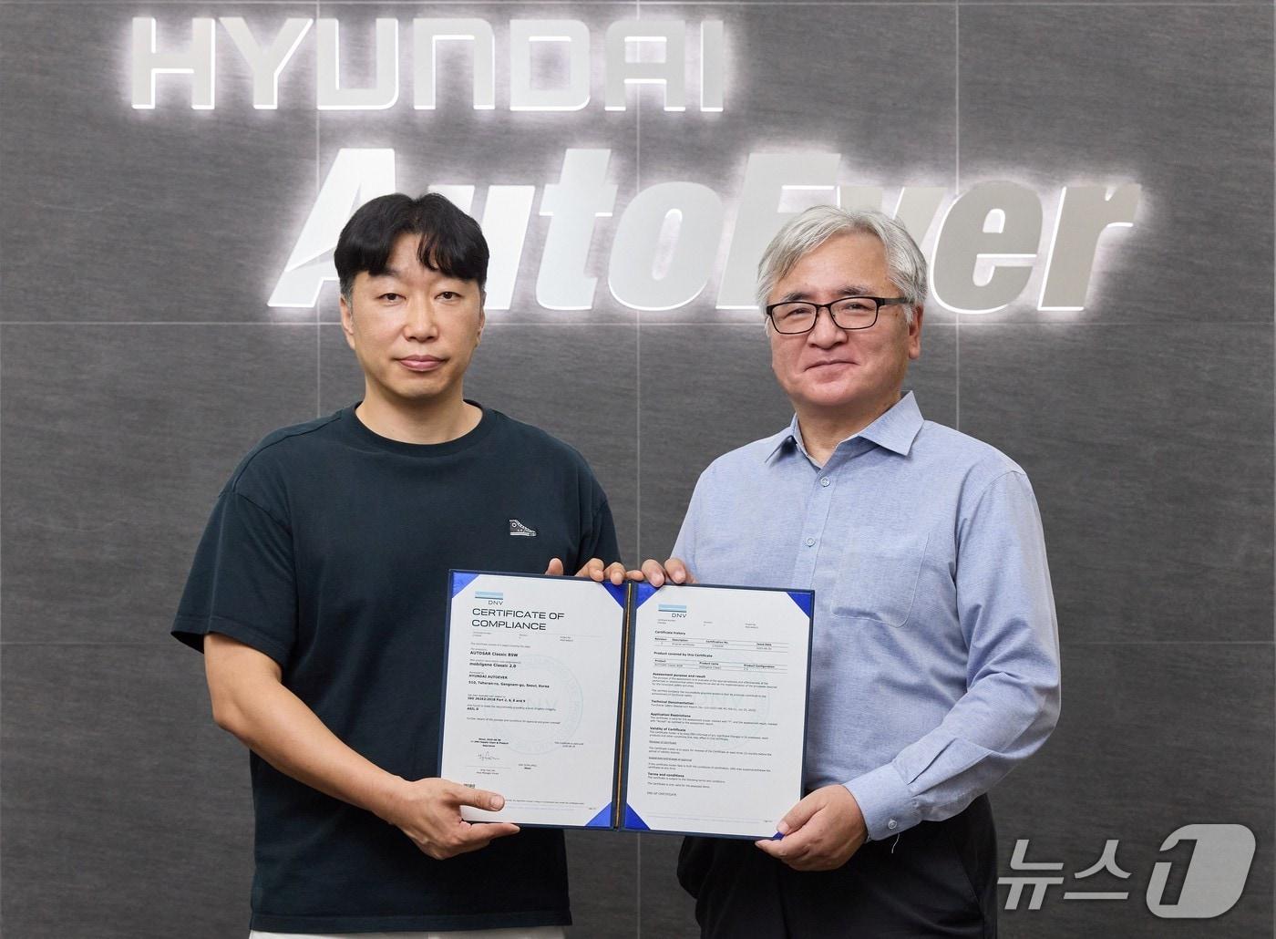 본문 이미지 - 정지훈 현대오토에버 차량전장SW센터 센터장(왼쪽)과 이장섭 DNV코리아 대표이사가 ASIL-D 인증서를 들고 기념촬영을 한 모습(현대오토에버 제공). 2025.07.24.