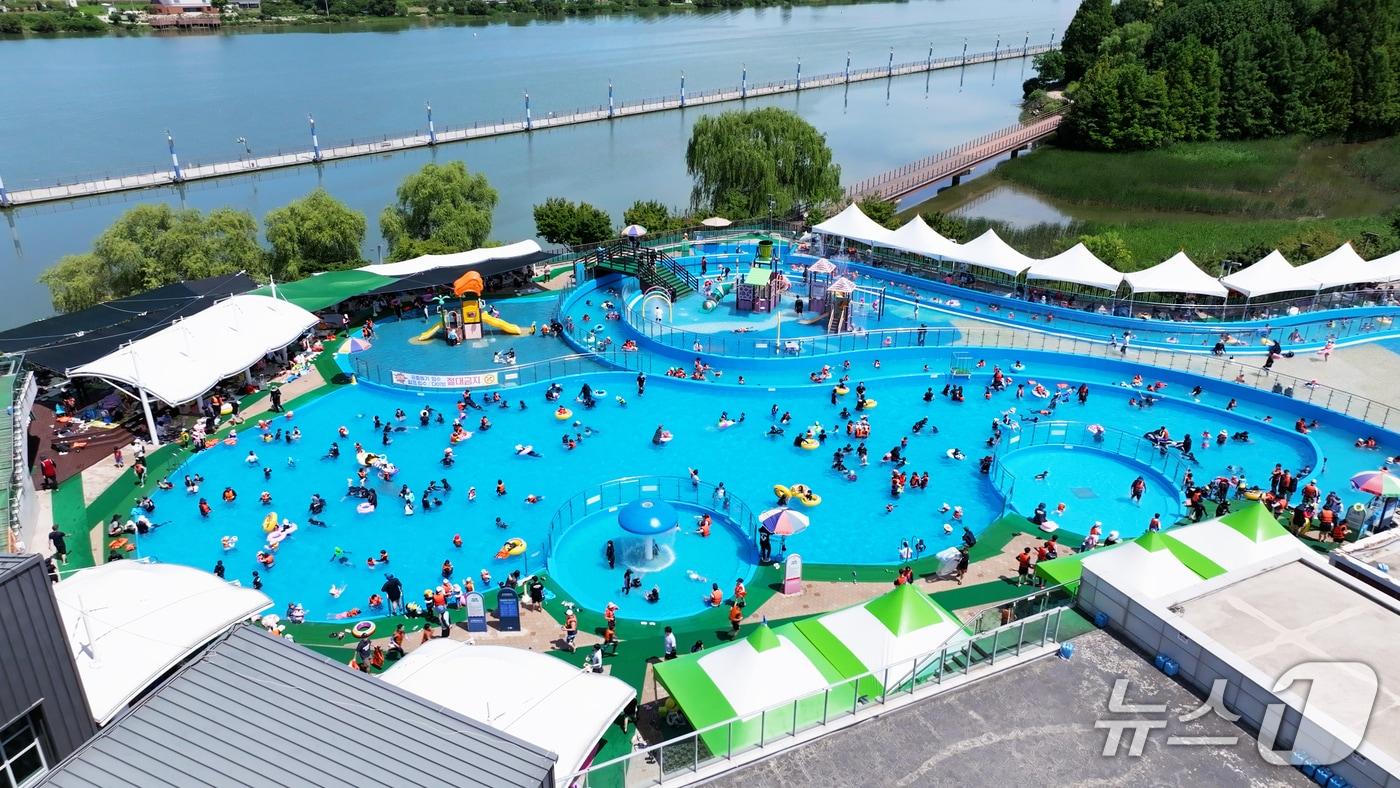  충주 탄금호 물놀이장 전경.(충주시 제공. 재판매 및 DB금지)/뉴스1