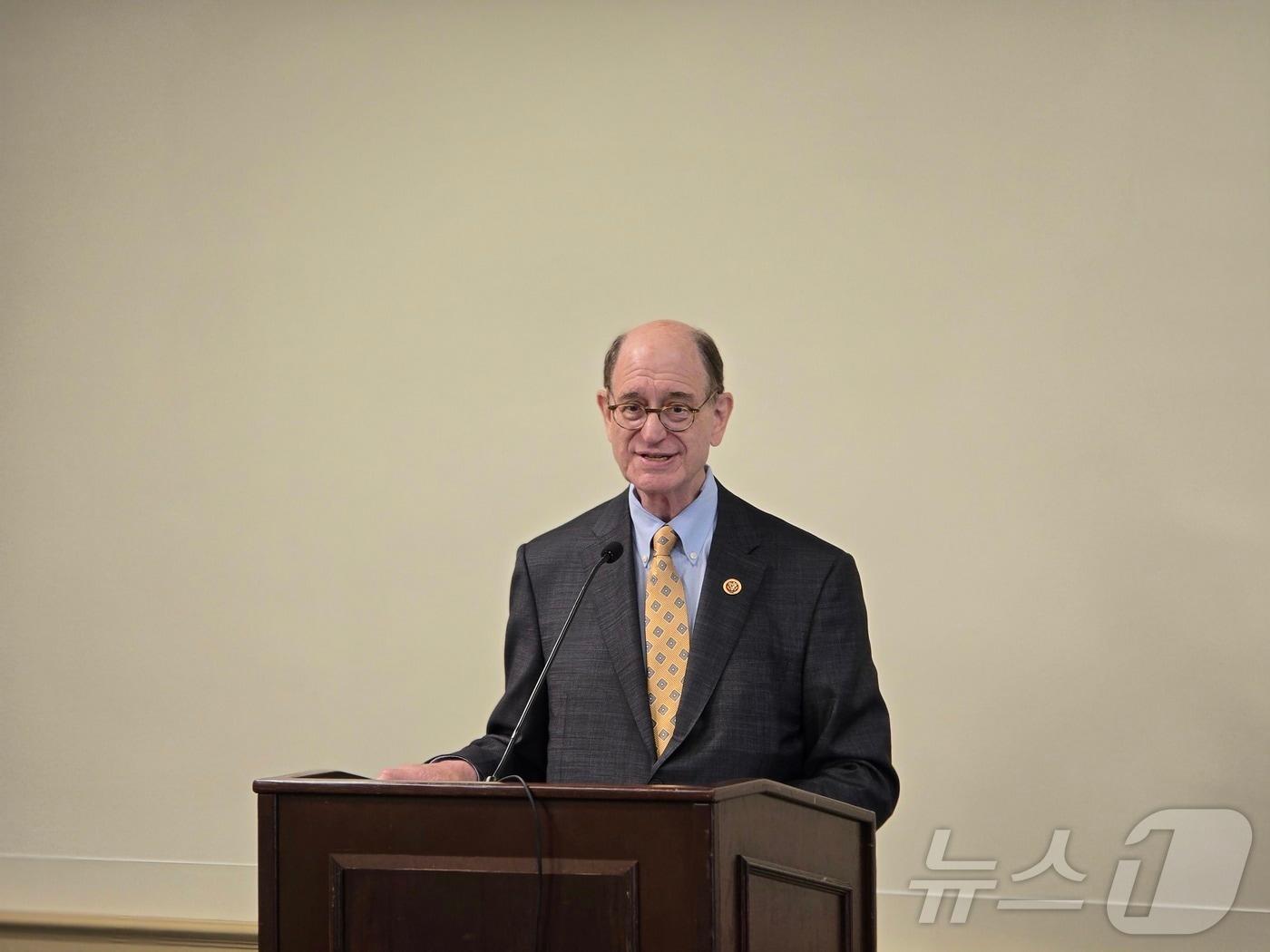 본문 이미지 - 브레드 셔먼 미 하원 의원이 23일&#40;현지시간&#41; 미국 워싱턴DC 의회 건물에서 열린 &#39;코리아 피스 포럼&#39;에서 기조연설을 하고 있다. ⓒ News1 류정민 특파원