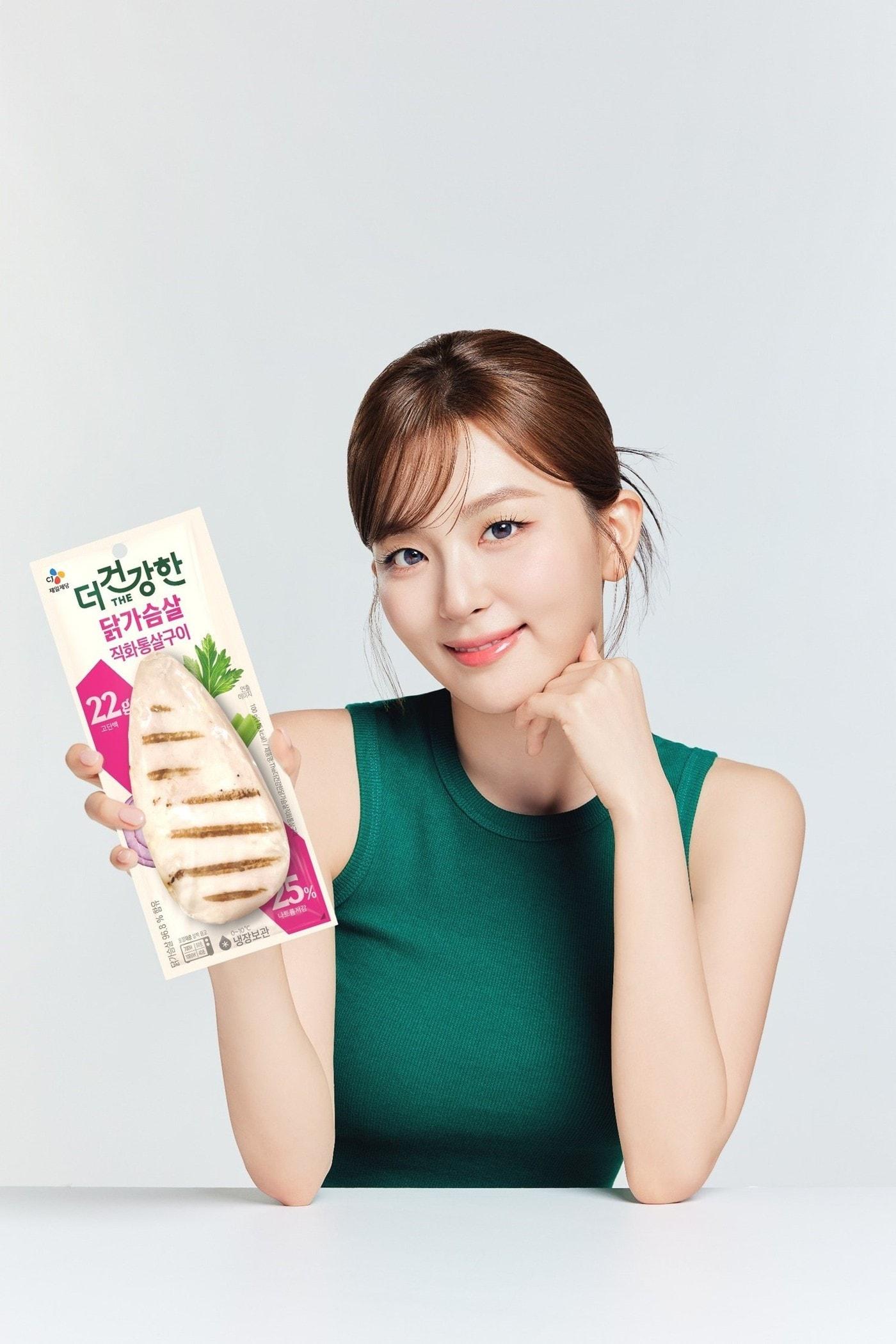 본문 이미지 - 'The더건강한' 모델 레드벨벳 슬기.(CJ제일제당 제공)