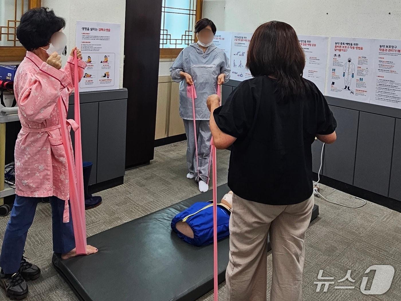 본문 이미지 -  근골격계 질환 예방을 위한 스트레칭 교육.&#40;음성군 제공. 재판매 및 DB금지&#41;/뉴스1