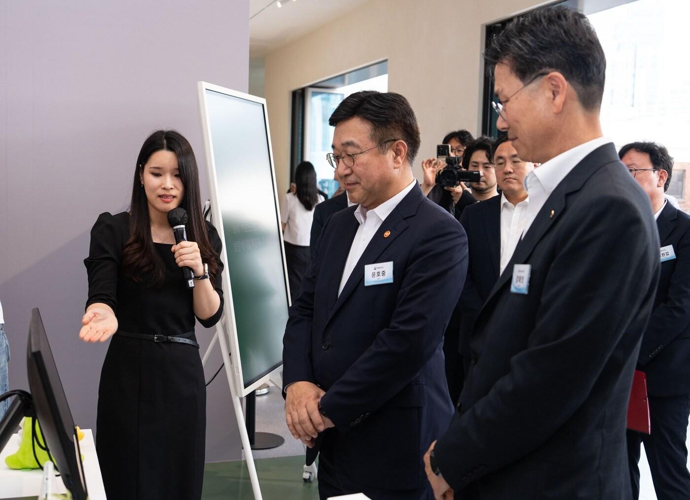 본문 이미지 - 23일 서울 성동구 앤더슨씨에서 개최된 모바일신분증 민간개방 오픈 행사에서 윤호중 행정안전부장관(가운데), 강태영 농협은행장(우측)이 농협은행 부스에서 모바일신분증 혁신 서비스를 시연하고있다.