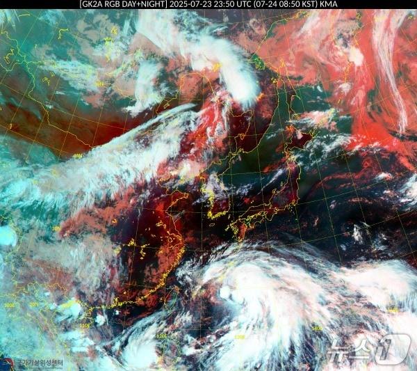 본문 이미지 - 24일 오전 8시 50분 기준 한반도 주변 위성도(기상청 제공) ⓒ 뉴스1