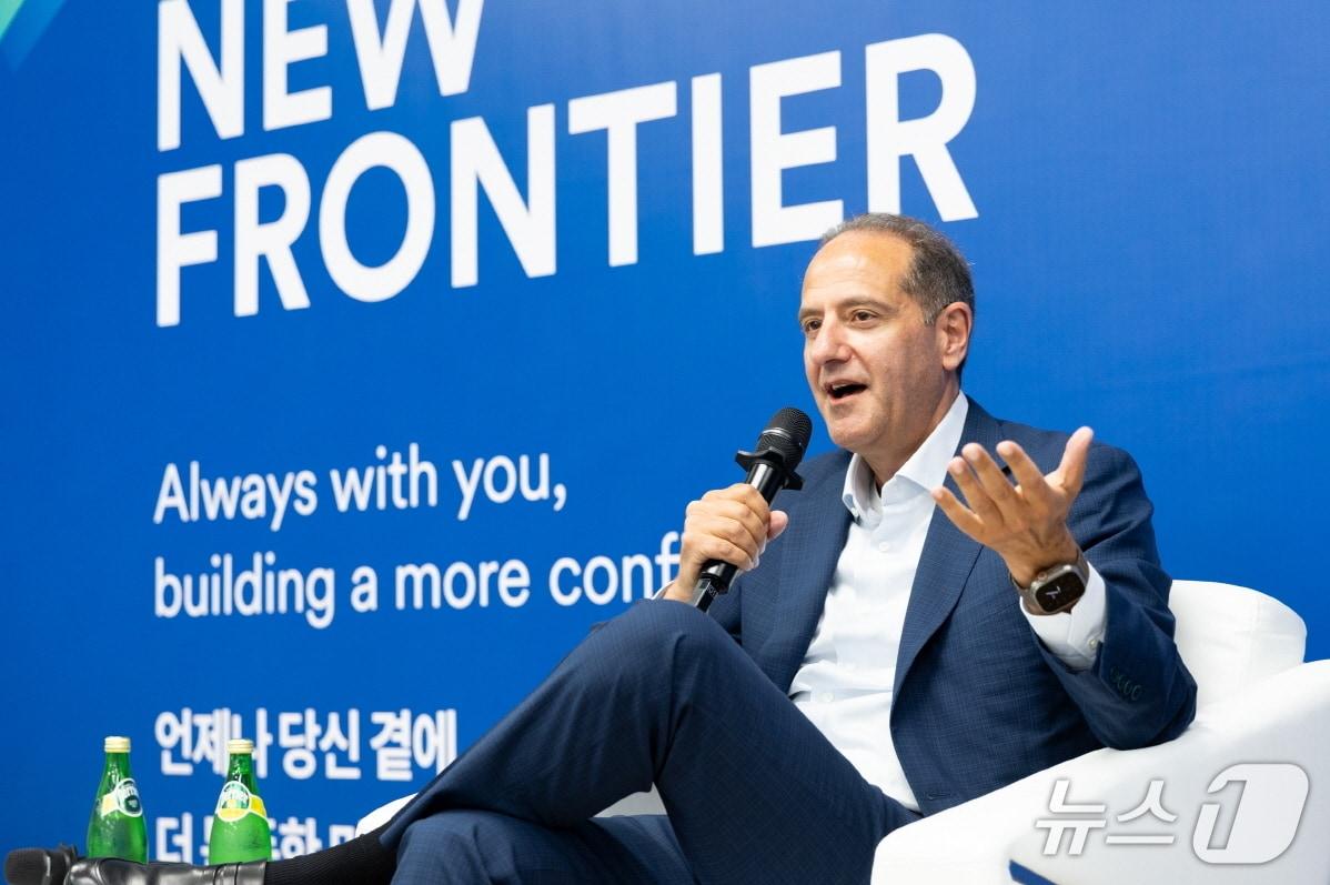 본문 이미지 - 미셸 할라프 메트라이프 회장 겸 CEO가 메트라이프생명 임직원들과 함께한 타운홀 미팅에서 한국 시장의 중요성에 대해 설명하고 있다./사진제공=메트라이프