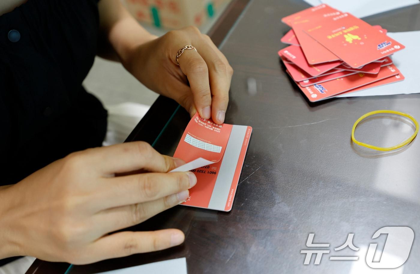 광주시가 민생 회복 소비쿠폰 선불카드의 액수별 '카드 색상'을 다르게 배부해 논란이 인 가운데 24일 광주 한 행정복지센터에서 공직자들이 선불카드에 스티커 부착 작업을 하고있다. 2025.7.24/뉴스1 ⓒ News1 김태성 기자