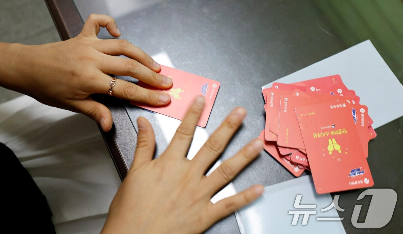 광주시가 민생 회복 소비쿠폰 선불카드의 액수별 '카드 색상'을 다르게 배부해 논란이 인 가운데 24일 광주 한 행정복지센터에서 공직자들이 선불카드에 스티커 부착 작업을 하고있다. 2025.7.24/뉴스1 ⓒ News1 김태성 기자