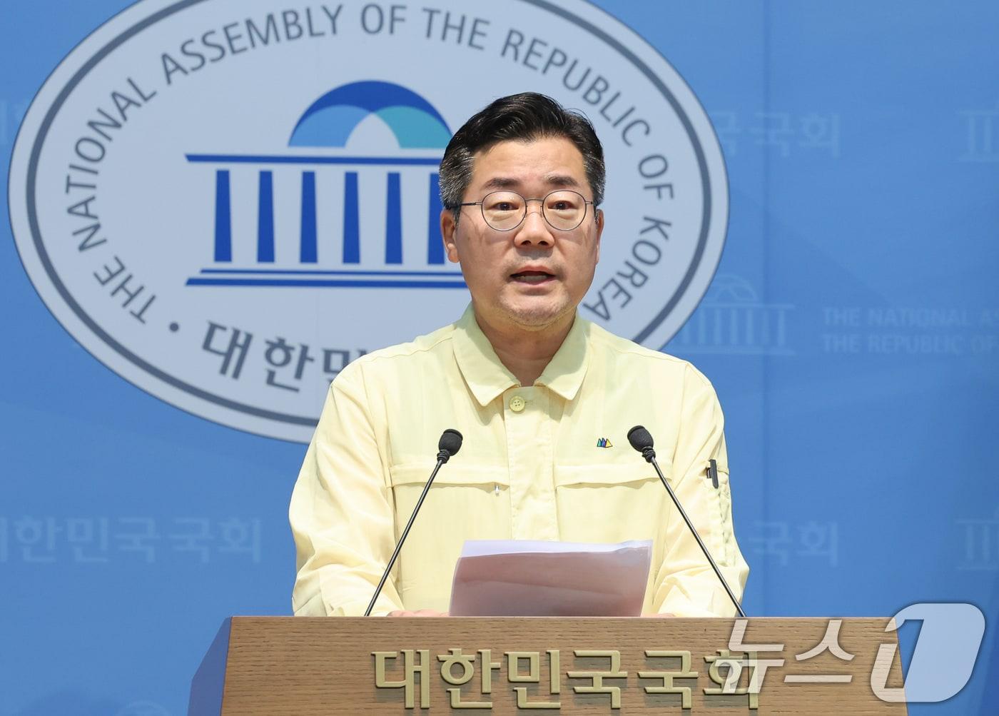 본문 이미지 - 박찬대 더불어민주당 당대표 후보가 24일 오전 서울 여의도 국회 소통관에서 검찰과거사위원회법 제정 등 검찰개혁 관련 기자회견을 하고 있다. 2025.7.24/뉴스1 ⓒ News1 안은나 기자