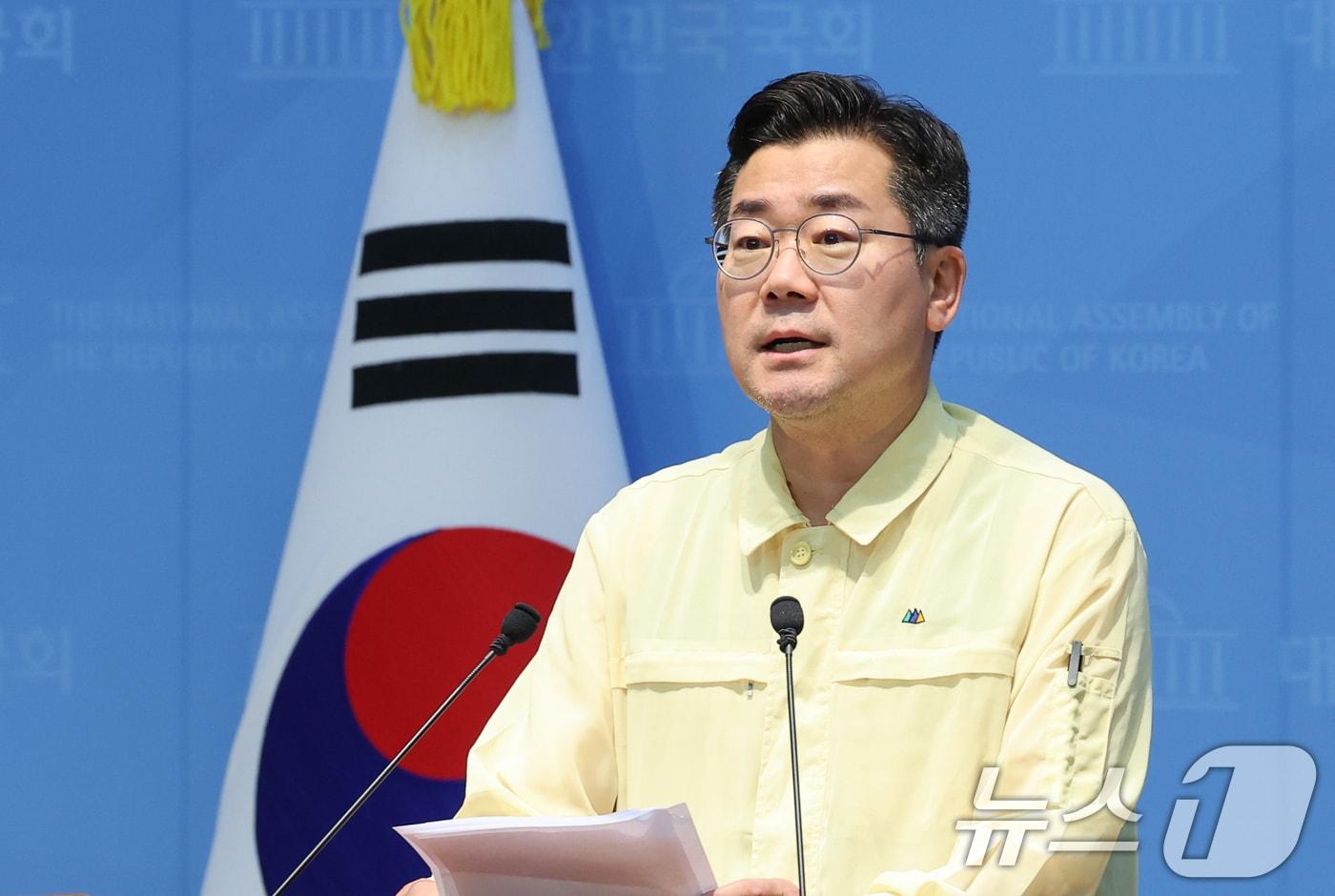 박찬대 더불어민주당 당대표 후보가 24일 오전 서울 여의도 국회 소통관에서 검찰과거사위원회법 제정 등 검찰개혁 관련 기자회견을 하고 있다. 2025.7.24/뉴스1 ⓒ News1 안은나 기자