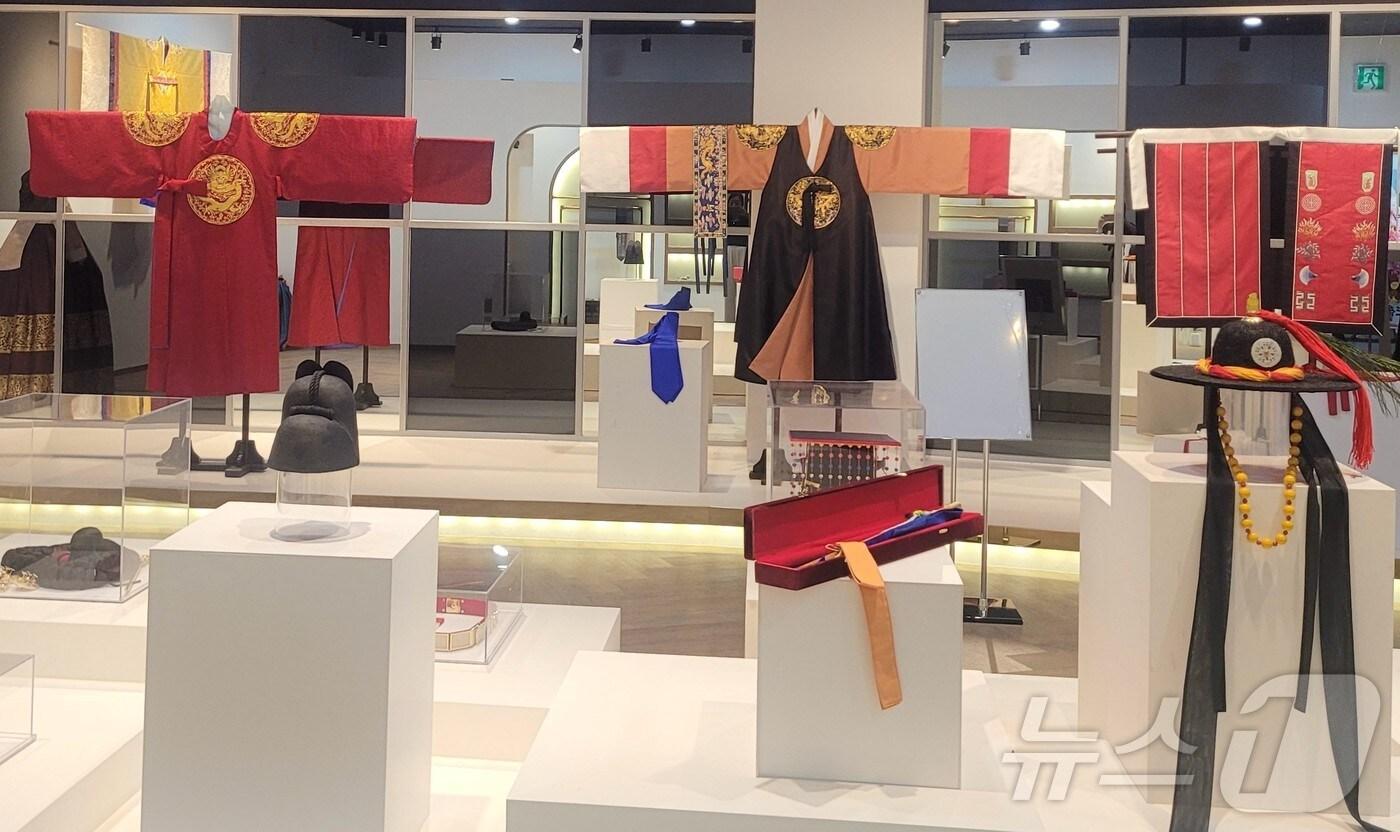 상주시와 한국한복진흥원이 '우리옷 100선 콘텐츠화' 사업의 하나로 조선시대 대표 궁중복식을 실물로 제작해 전시한다.(상주시 제공, 재판매 및 DB 금지)ⓒ News1 김대벽기자