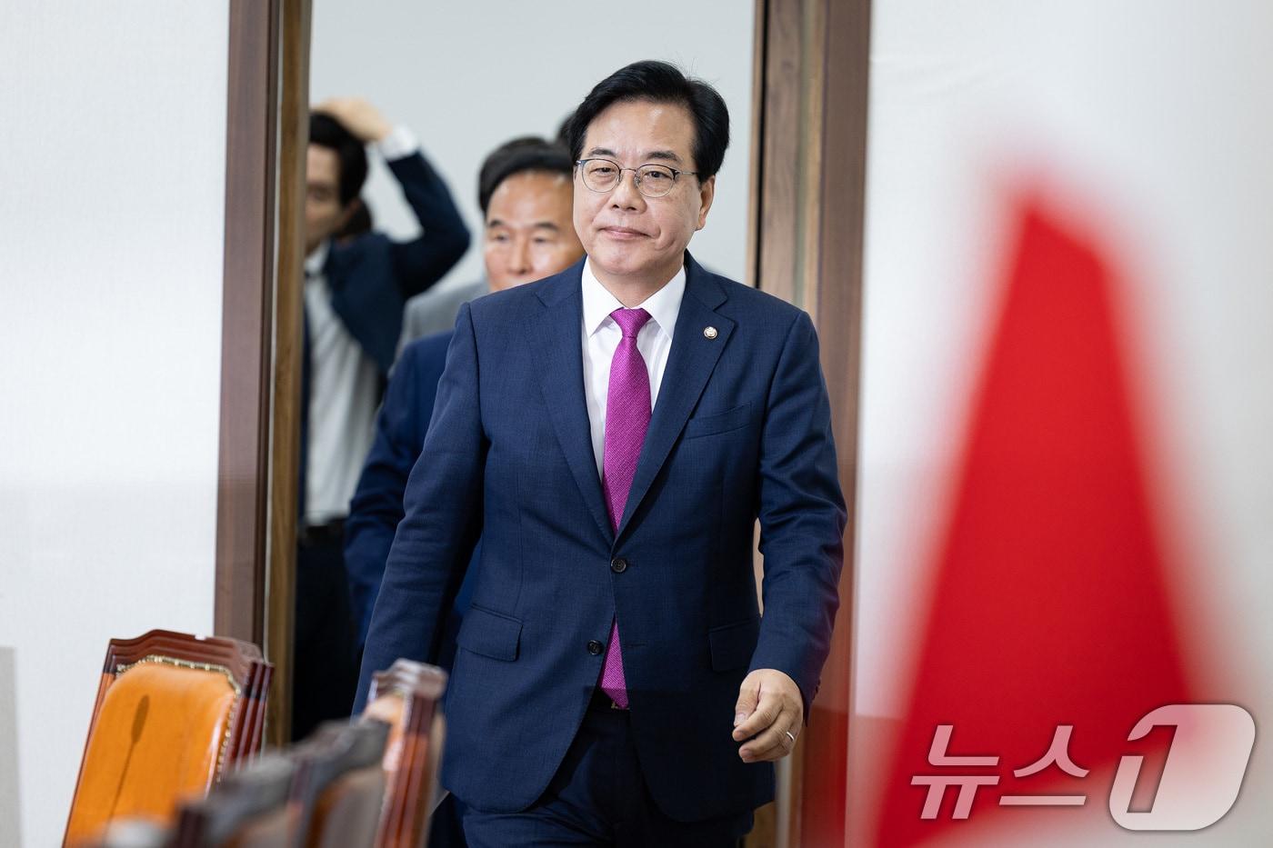 송언석 국민의힘 비상대책위원장 겸 원내대표를 비롯한 지도부가 24일 서울 여의도 국회에서 열린 비상대책위원회의에 참석하고 있다. 2025.7.24/뉴스1 ⓒ News1 유승관 기자