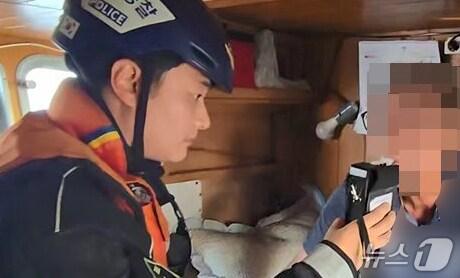 본문 이미지 - 지난 23일 오전 경주시 읍천항 동방 22km 해상에서 음주상태로 배를 몰던 60대 선장이 포항해경의 불심검문에 적발됐다.(포항해양경찰서 제공, 재판매 및 DB금지) 2025.7.24/뉴스1 