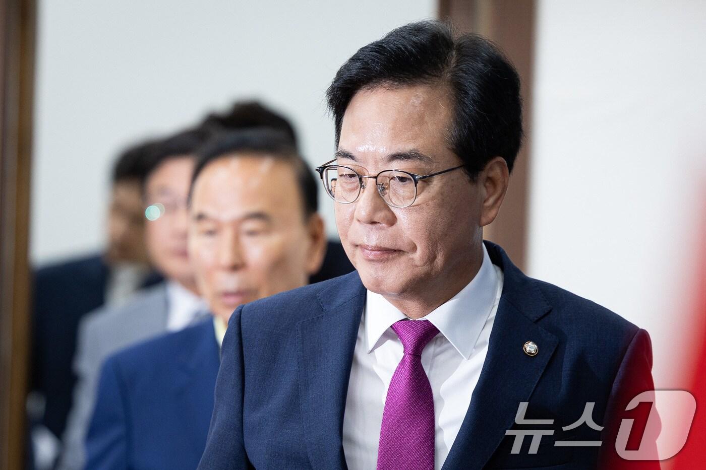 송언석 국민의힘 비상대책위원장 겸 원내대표를 비롯한 지도부가 24일 서울 여의도 국회에서 열린 비상대책위원회의에 참석하고 있다. 2025.7.24/뉴스1 ⓒ News1 유승관 기자