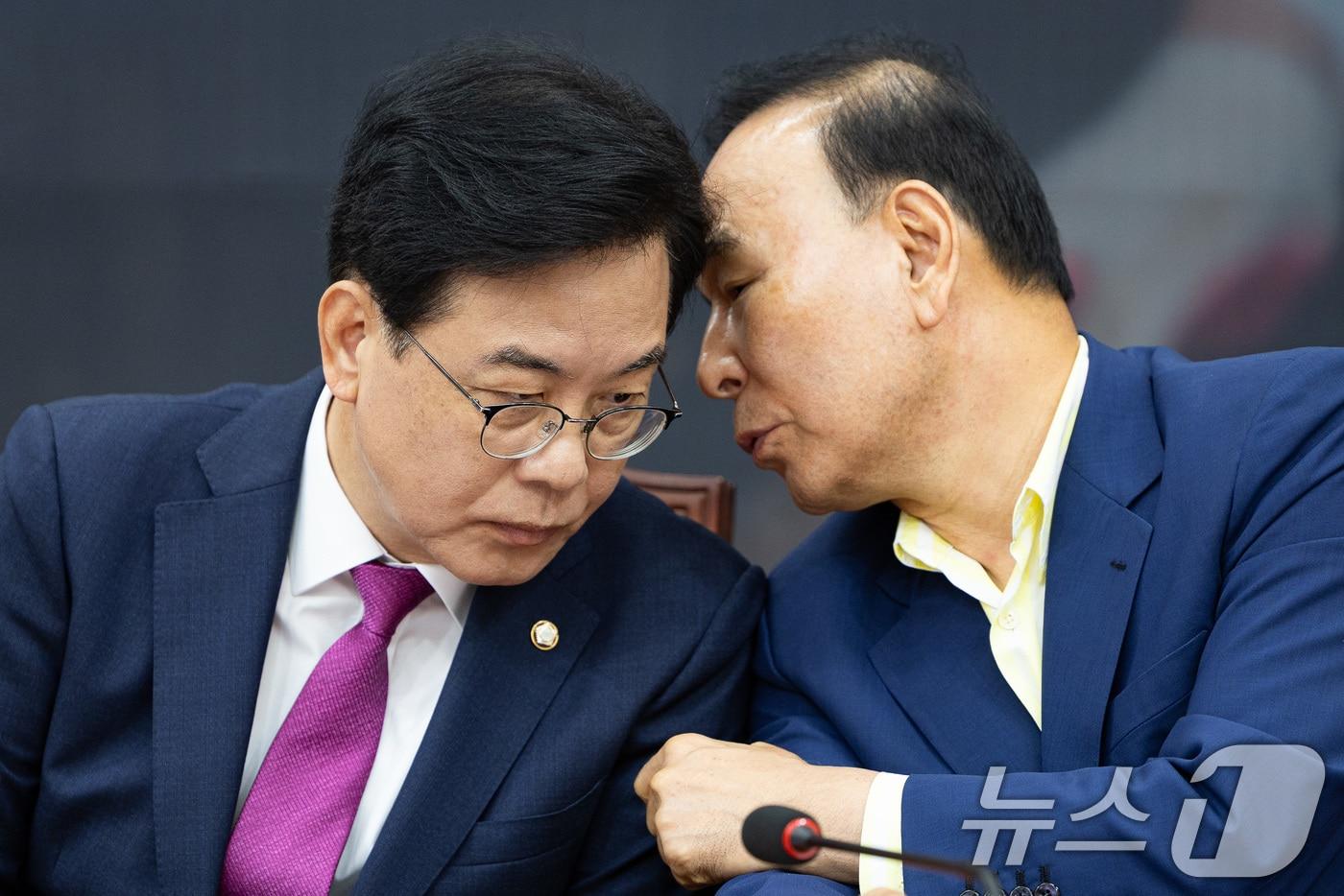 본문 이미지 - 송언석 국민의힘 비상대책위원장 겸 원내대표가 24일 서울 여의도 국회에서 열린 비상대책위원회의에서 박덕흠 최고위원과 귀엣말을 하고 있다. 2025.7.24/뉴스1 ⓒ News1 유승관 기자