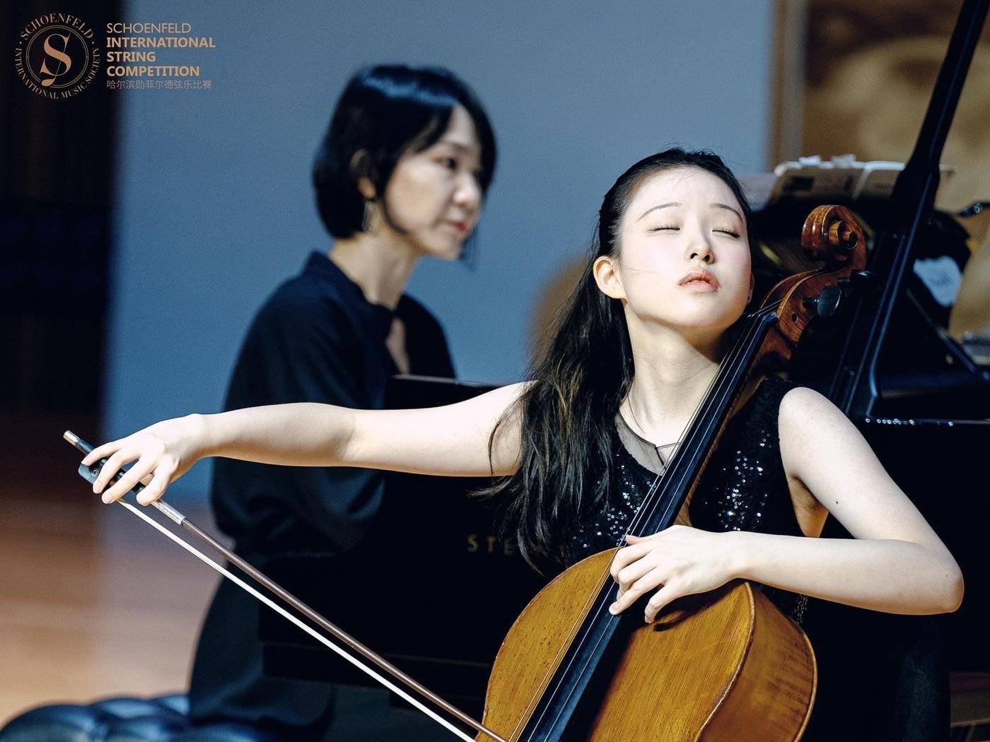 본문 이미지 - 제6회 쇤펠트 국제 현악 콩쿠르에서 이재리가 첼로를 연주하는 모습(금호문화재단 제공)