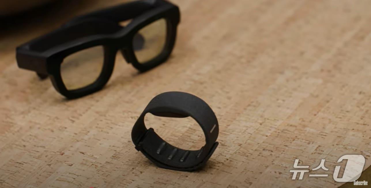 본문 이미지 - 2024년 9월 마크 저커버그 메타 CEO가 AR 안경+손목밴드를 시연하는 영상 갈무리