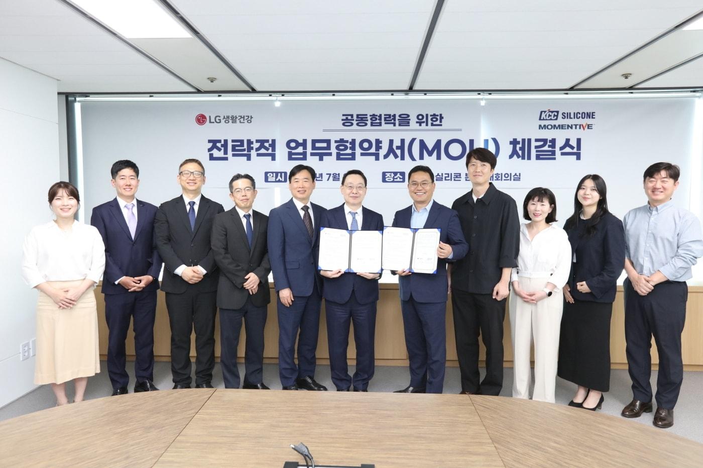 LG생활건강과 KCC실리콘은 23일 서울 서초동 KCC본사에서 LG생활건강 강내규 CTO(최고기술책임자), KCC실리콘 송영근 대표이사 등이 참석한 가운데 '고효율 선케어용 실리콘 고분자 소재 개발을 위한 연구 협력 MOU'를 맺었다.(LG생활건강제공)